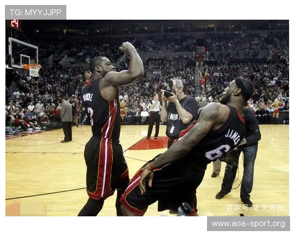 湖人激情庆祝动作引爆全场 队友纷纷围拥祝贺气氛燃到极点